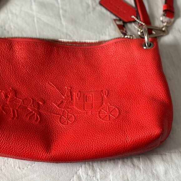 The Charly Coach Red Pebbled Leather Crossbody Shoulder Bag Embossed Carriage - Picture 3 of 10